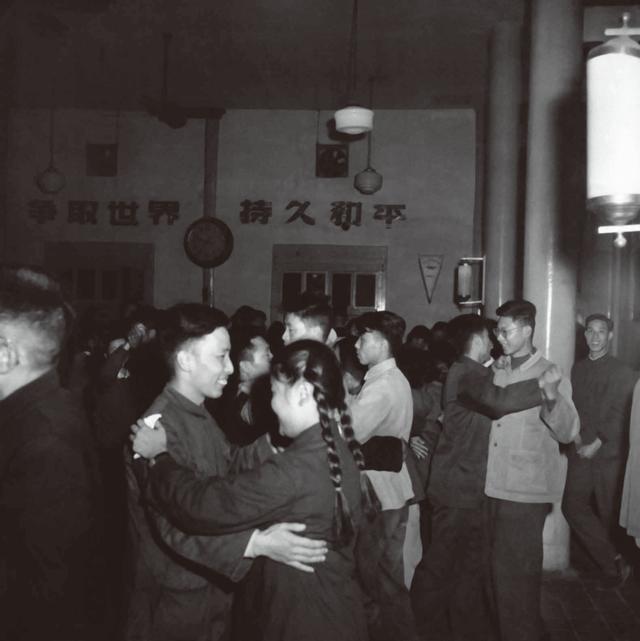 1954꣬һɹְ֯ϣŮ衣ڵʱһֹܻӭзʽܶ˶롣