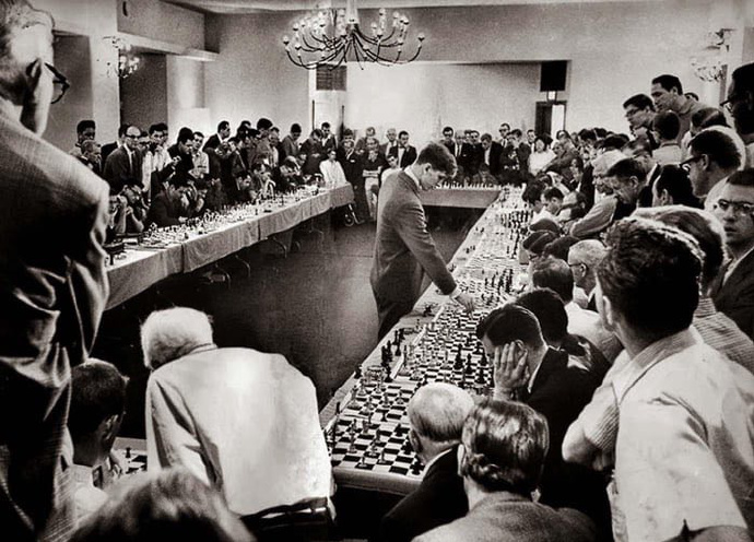 1964꣬21ĹʦBobby Fischer50ͬʱġ47ʤ12ƽ֡